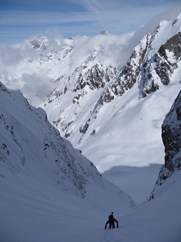 #11 Couloir NW : Enneigement généreux dans ce couloir plein à raz-bord Couloir NW : Enneigement généreux dans ce couloir plein à raz-bord
