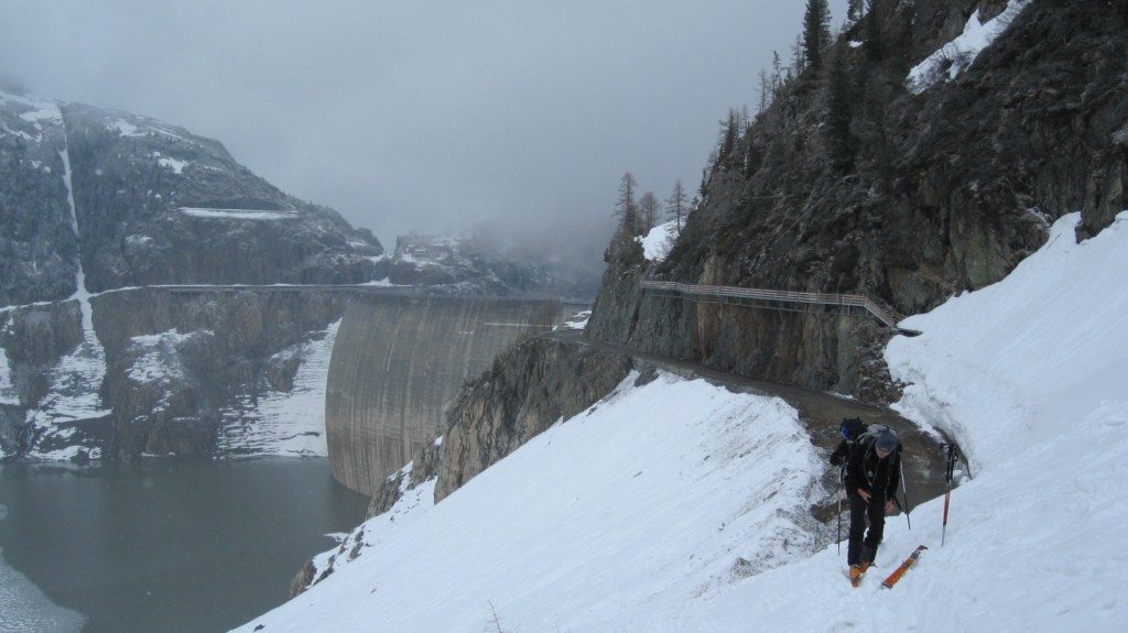 #2 Départ du parcours : A l Départ du parcours : A l'arrière le barrage vidé de son eau