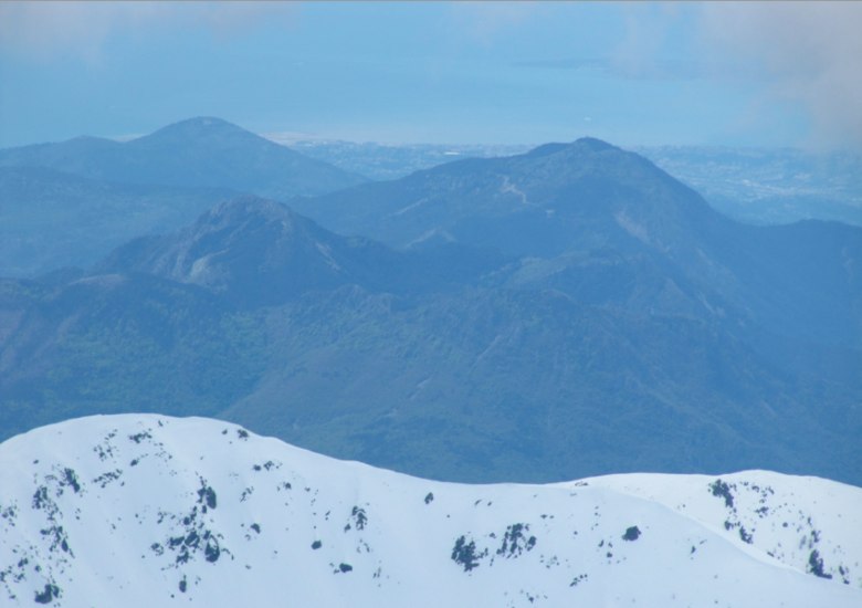 #25 La mer au zoom : La mer au zoom, pour la symbolique de la sortie, 3143m plus bas. En haut à droite de la photo, on voit le Cap d La mer au zoom : La mer au zoom, pour la symbolique de la sortie, 3143m plus bas. En haut à droite de la photo, on voit le Cap d'Antibes qui se détache.