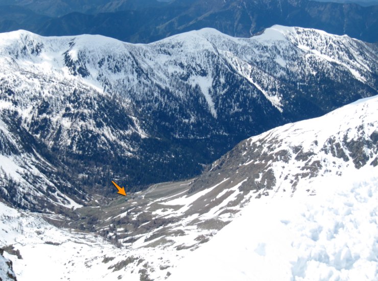 #27 Refuge de la Madone : Vue sur le Refuge de la Madone (flèche) Refuge de la Madone : Vue sur le Refuge de la Madone (flèche)