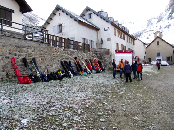 #13 Refuge de la Madone : Refuge de la Madone, on vide vite fait le fourgon et on prépare le matos pour les prochains arrivants. Fait frisquet (0°), saupoudrage dans la nuit Refuge de la Madone : Refuge de la Madone, on vide vite fait le fourgon et on prépare le matos pour les prochains arrivants. Fait frisquet (0°), saupoudrage dans la nuit