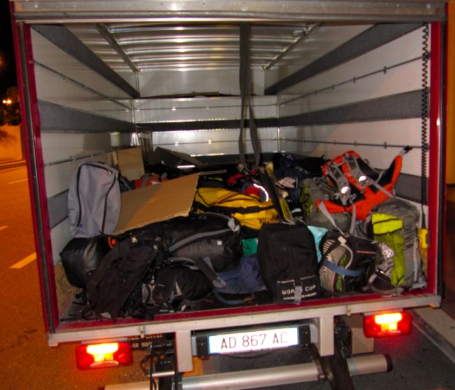 #3 Le fourgon est chargé : Le fourgon est chargé avec tout le matos de ski, on va pouvoir y aller Le fourgon est chargé : Le fourgon est chargé avec tout le matos de ski, on va pouvoir y aller