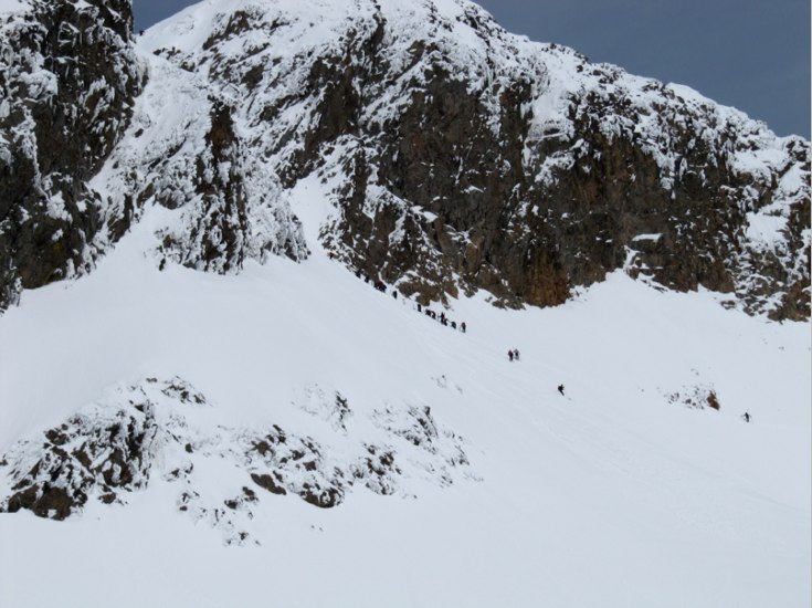 #15 Direction le couloir Est : On oblique à gauche direction le couloir Est que certains participants s Direction le couloir Est : On oblique à gauche direction le couloir Est que certains participants s'apprêtent déjà à gravir.