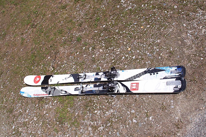#11 et voilà les skis : En plus, c et voilà les skis : En plus, c'est un peu dans le style des modèles Jon Olsson de Head, quand tu es à la peine et tu regardes tes spatules ça te donne des pensées agréables ;-)