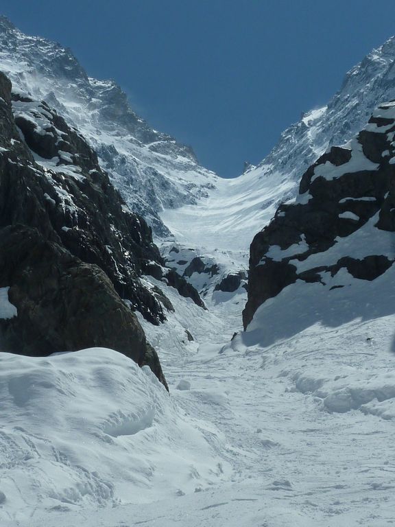 #15 couloir N de Roche Faurio : le goulet est pas top avec du relief mais vu ce qu couloir N de Roche Faurio : le goulet est pas top avec du relief mais vu ce qu'on a eu au dessus....