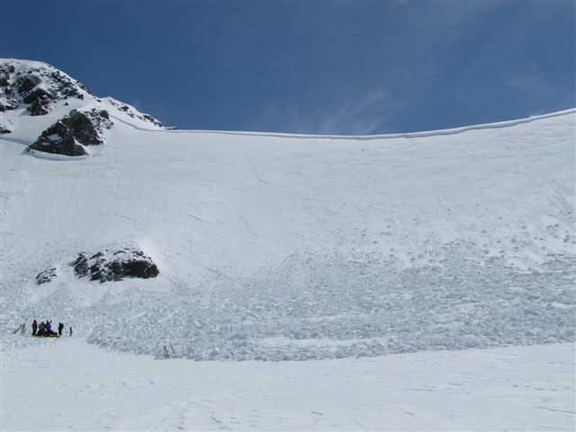 #4 avalanche : la plaque à vent est partie - 400m de large, 80cm de haut au sommet-
le groupe et les secours au pied avalanche : la plaque à vent est partie - 400m de large, 80cm de haut au sommet-
le groupe et les secours au pied