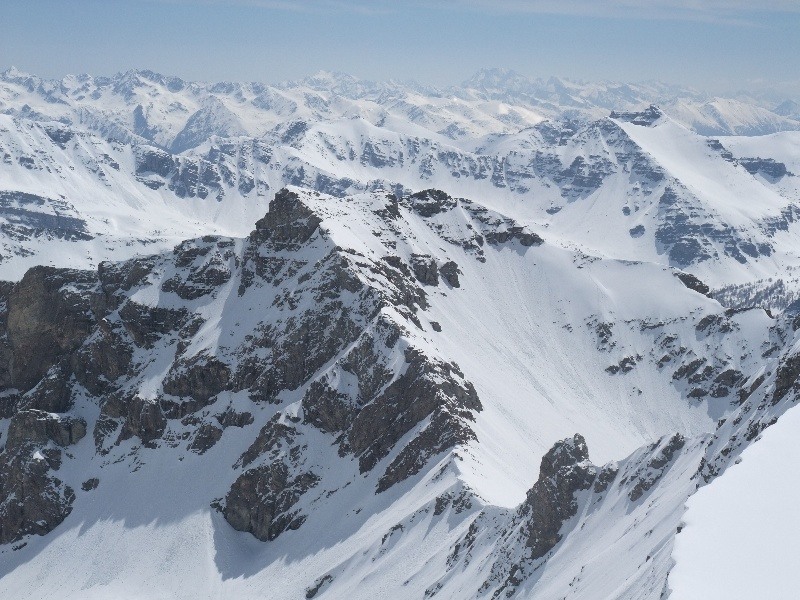 #1 Du Pelat vers l Du Pelat vers l'Est : Le sommet du Trou de l'Aigle, avec le Pas de la Grande Barre au premier plan en bas, et la belle pente de Cote de l'Ane plus au fond à droite