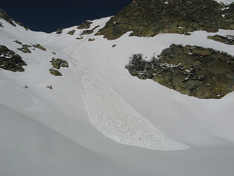 #5 Coulée au-dessu du lac : Chute de corniche. Entre les dernières chutes et les fortes températures d Coulée au-dessu du lac : Chute de corniche. Entre les dernières chutes et les fortes températures d'hier...