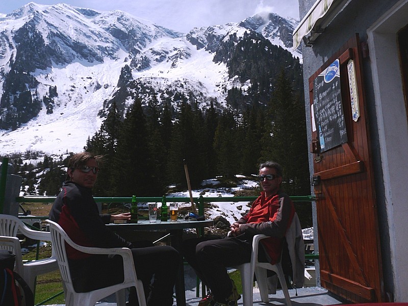 #11 La récompense : quelque bonheur de boire une bonne bière au soleil avec vue sur notre descente. La récompense : quelque bonheur de boire une bonne bière au soleil avec vue sur notre descente.