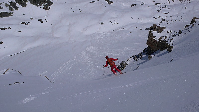 #6 ArnO : ArnO qui s ArnO : ArnO qui s'engage au début du couloir de descente (sur la gauche de la face NW).