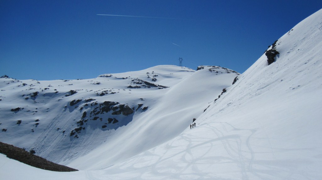 #6 Du col du vieux : Randonneurs en descente avec en face le pylône de la Terrasse Du col du vieux : Randonneurs en descente avec en face le pylône de la Terrasse