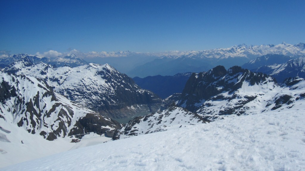#8 Depuis le sommet : En bas le barrage d Depuis le sommet : En bas le barrage d'Emosson