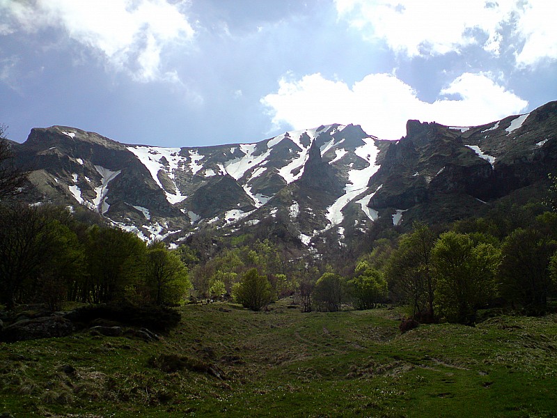 #13 La neige qui reste : vue d La neige qui reste : vue d'ensemble des couloirs encore (très) bons