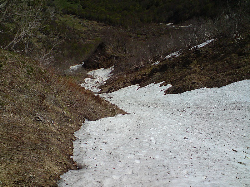 #3 Bas du Moine : Pour les skis, il vaut mieux déchausser là, trop de caillasse sur la neige. Mais à la descente, je continuerai en "bare shoes" ! Bas du Moine : Pour les skis, il vaut mieux déchausser là, trop de caillasse sur la neige. Mais à la descente, je continuerai en "bare shoes" !
