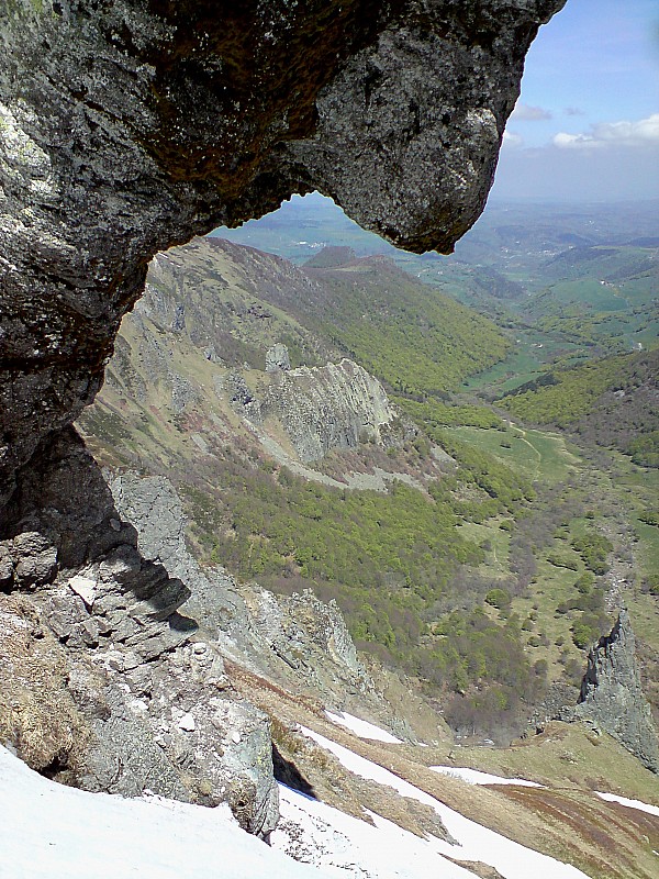 #9 Ambiance estivale : quelqu Ambiance estivale : quelqu'un connait le nom de ce beau rocher qui donne une drôle d'ambiance à la descente de ce couloir ?