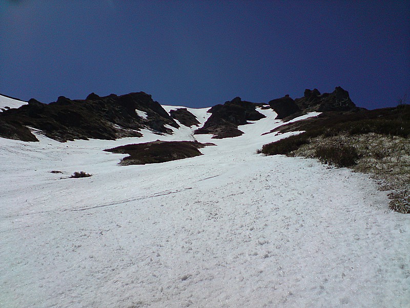 #7 Couloir du Ferrand : tout lissé et très bonne neige. Je remont par le couloir à droite que je ferais à la prochaine descente. Couloir du Ferrand : tout lissé et très bonne neige. Je remont par le couloir à droite que je ferais à la prochaine descente.