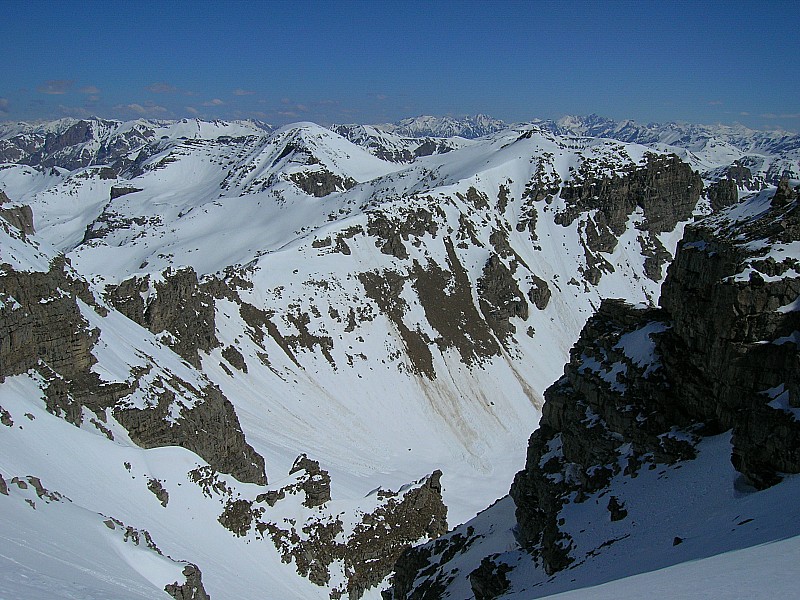 #9 Trou de l Trou de l'Ane : la sanguineirette et la Sanguiniere vues de la sortie du couloir. La face de descente dans le Trou de l'Ane commence a bien se dégarnir