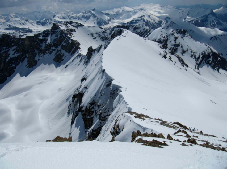 #17 Pas de la grande barre : Vue sur la crete sommitale avec son point de faiblesse: le pas de la grande barre, au fond le trou de l Pas de la grande barre : Vue sur la crete sommitale avec son point de faiblesse: le pas de la grande barre, au fond le trou de l'aigle