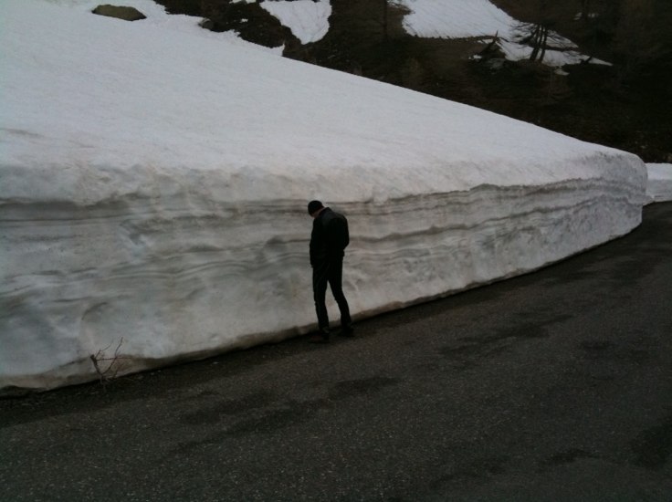Départ! : Yo essaye de mesurer la hauteur de neige restante...
