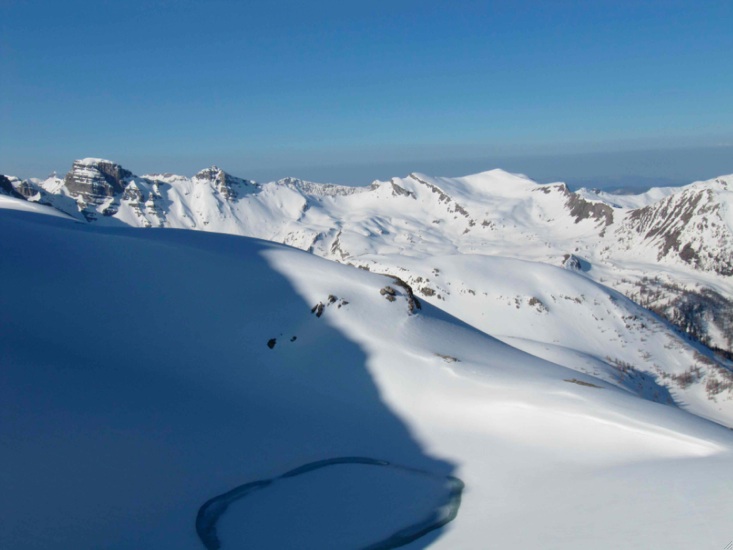 #5 Lac de la petite cayolle : Lac de la petite cayolle, avec derrière les tours du lac d Lac de la petite cayolle : Lac de la petite cayolle, avec derrière les tours du lac d'Allos et l'encombrette