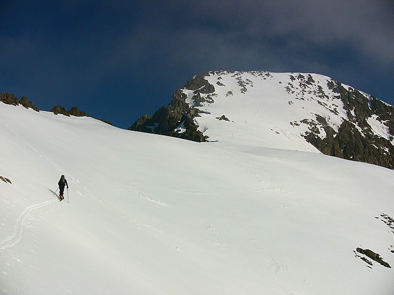 Arrivée dans le combe suspendue, le sommet est super bien enneigé, on peut y acceder à ski 