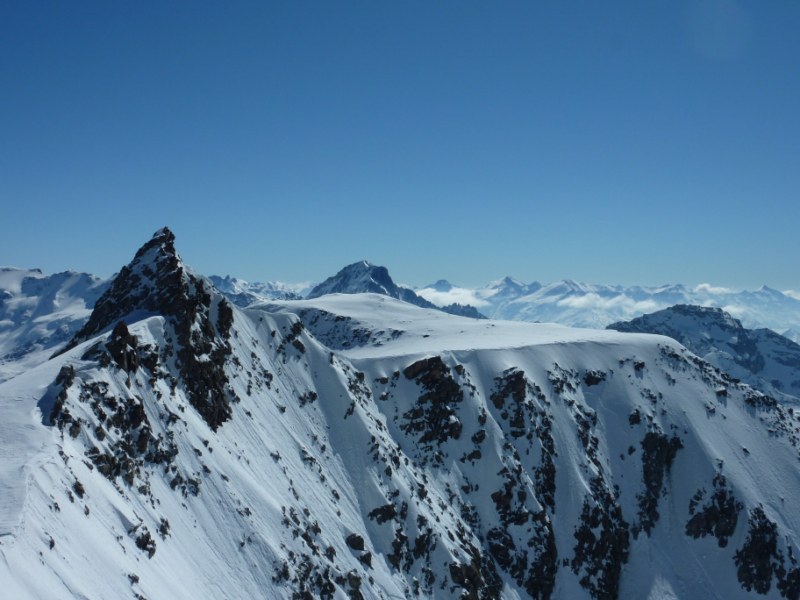 Aiguille et Dôme de Polset : 2 skieurs avaient l'air de vouloir descendre par la face sud du dôme...