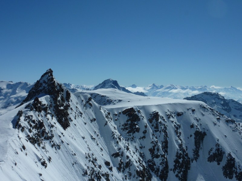 #4 Aiguille et Dôme de Polset : 2 skieurs avaient l Aiguille et Dôme de Polset : 2 skieurs avaient l'air de vouloir descendre par la face sud du dôme...