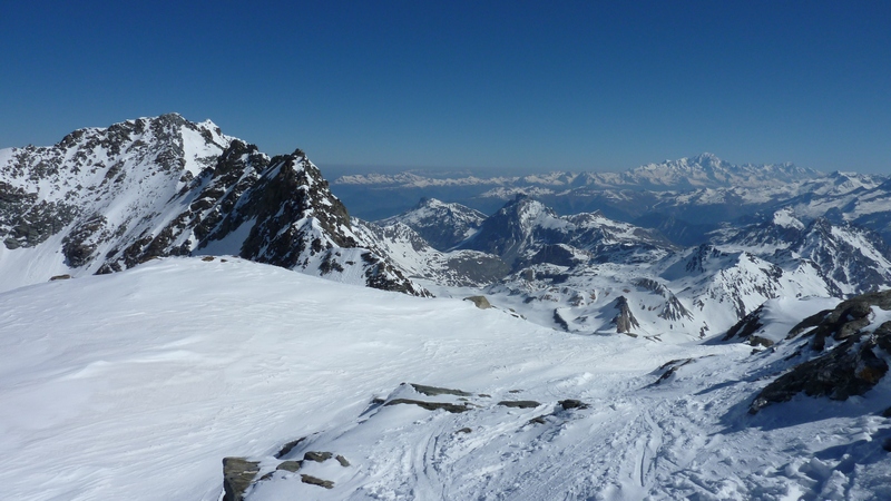 #8 vue du sommet N°2 : l vue du sommet N°2 : l'aiguille de Peclet à gauche, l'aiguille du fruit, la dent de Burgin, et le massif du mont blanc