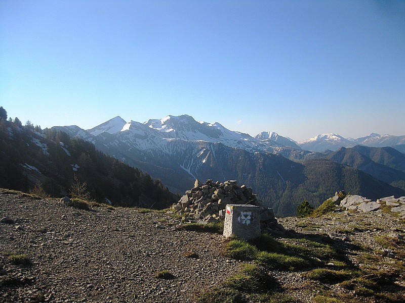 #4 Point 2160 : sentier déneigé, au fond Aiguillette , Roche Close Point 2160 : sentier déneigé, au fond Aiguillette , Roche Close
