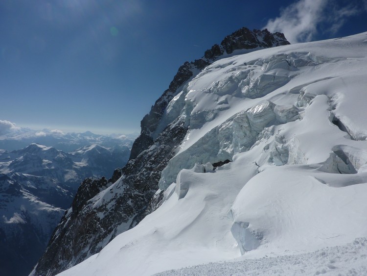 #26 Pelvoux : Grande ambiance sous les séracs du glacier des Violettes. Pelvoux : Grande ambiance sous les séracs du glacier des Violettes.