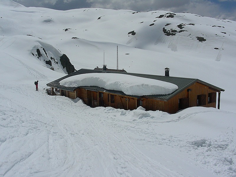 #1 refuge : Arrivée au refuge vers 15h00. A noter l refuge : Arrivée au refuge vers 15h00. A noter l'enneigement pour une fin mai!