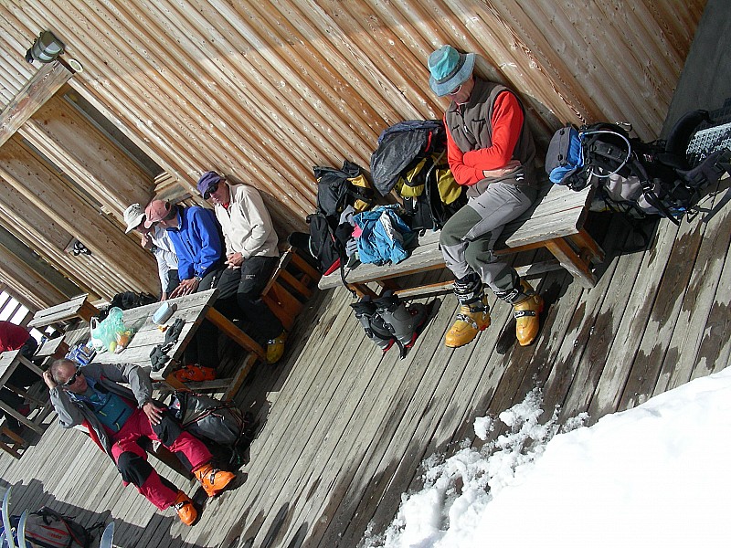 #2 Au refuge... : Arrivée après les premiers du groupe. Déjà un peu de relâchement... Au refuge... : Arrivée après les premiers du groupe. Déjà un peu de relâchement...