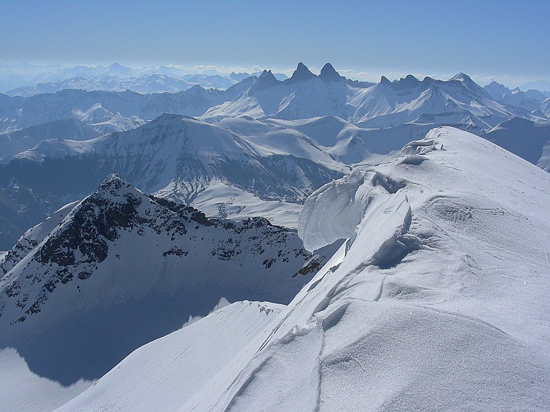 #17 Corniche sommitale : Petit arrêt avant de s Corniche sommitale : Petit arrêt avant de s'engouffrer dans la descente - crête bien cornichée! Trouvé un petit endroit pour s'elancer - petit passage raide bien sympa...
Tiens au fond, la troisième Aiguille a réapparu ;)