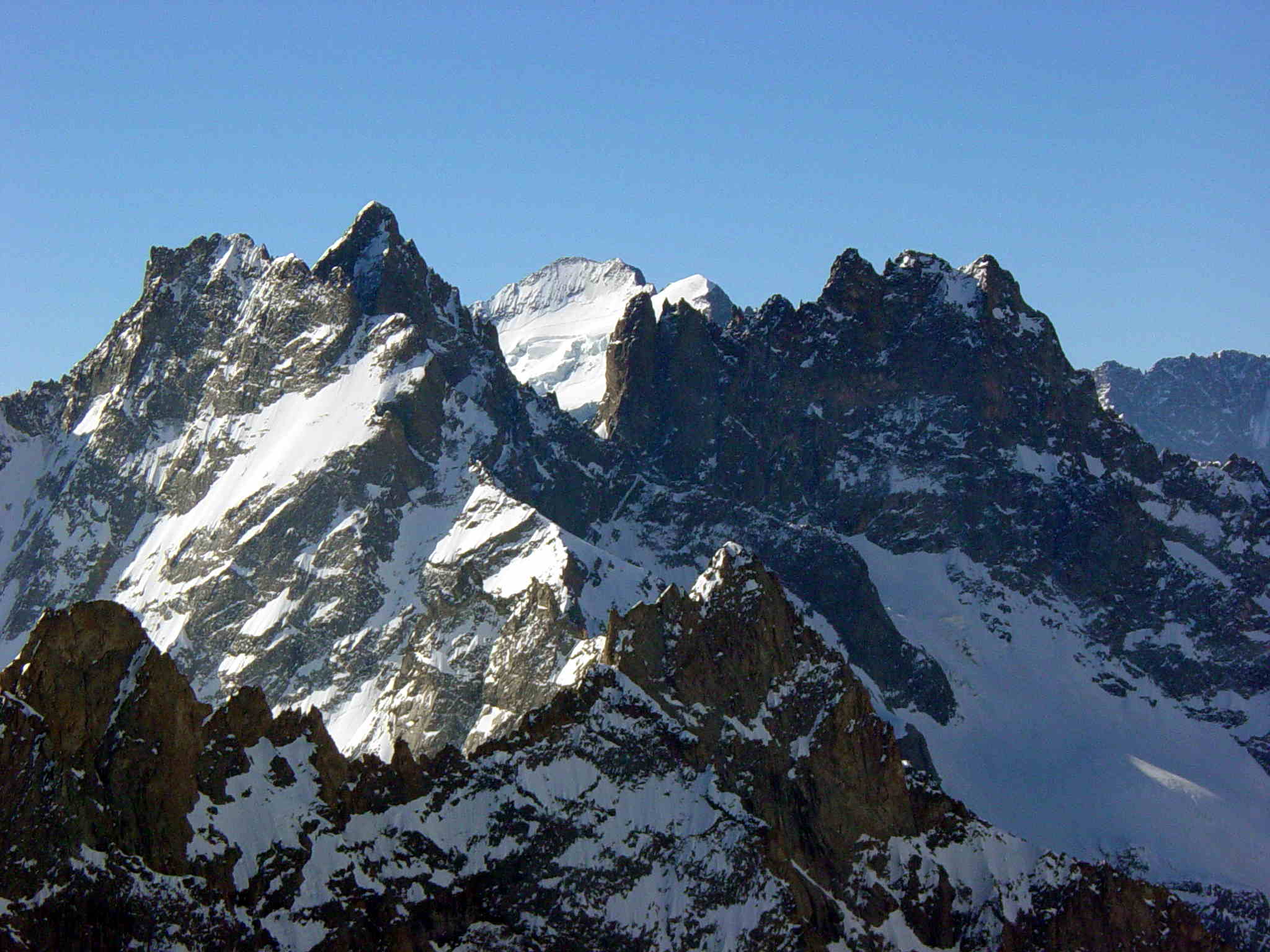 #12 Le toit des écrins : Derrière la grande ruine et le col de casse déserte ... la barre des écrins et son dôme de neige Le toit des écrins : Derrière la grande ruine et le col de casse déserte ... la barre des écrins et son dôme de neige