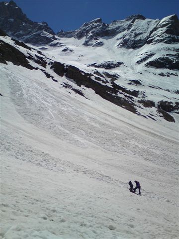 #3 Premier ressaut : vers le col de la casse déserte, pas trop de neige au départ ... on skie au dessus des cailloux, gaffe ! Premier ressaut : vers le col de la casse déserte, pas trop de neige au départ ... on skie au dessus des cailloux, gaffe !