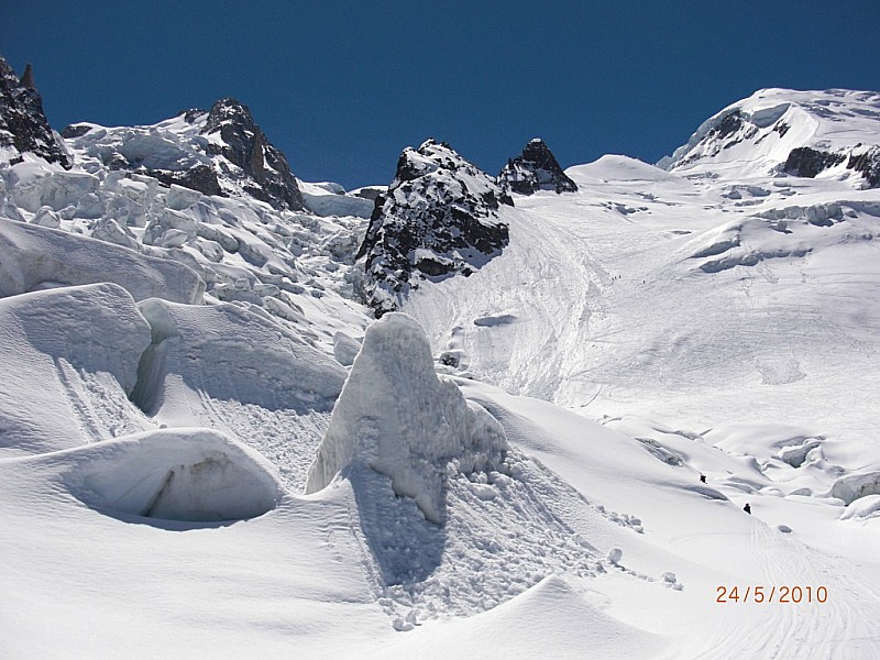 #2 Plan Glacier Mt Blanc 24Mai10 : passage plan glacier le 24Mai2010. Ca passait encore trés bien, les ponts tenaient mais on sentait qu Plan Glacier Mt Blanc 24Mai10 : passage plan glacier le 24Mai2010. Ca passait encore trés bien, les ponts tenaient mais on sentait qu'il n'y en avait plus que pour quelques jours comme ça.
Marc