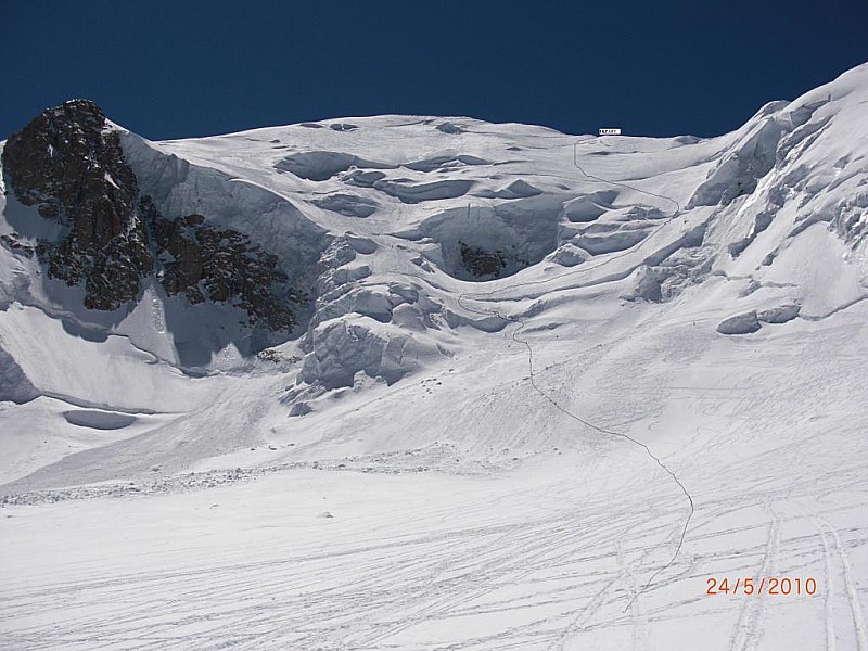 #1 Mt Blanc face nord 24Mai2010 : itinéraire descente face nord depuis point 4600m où j Mt Blanc face nord 24Mai2010 : itinéraire descente face nord depuis point 4600m où j'ai bloqué. 3 crevasses bien bouchées à passer sans problème, une neige poudreuse tassée excellent. Du grand ski