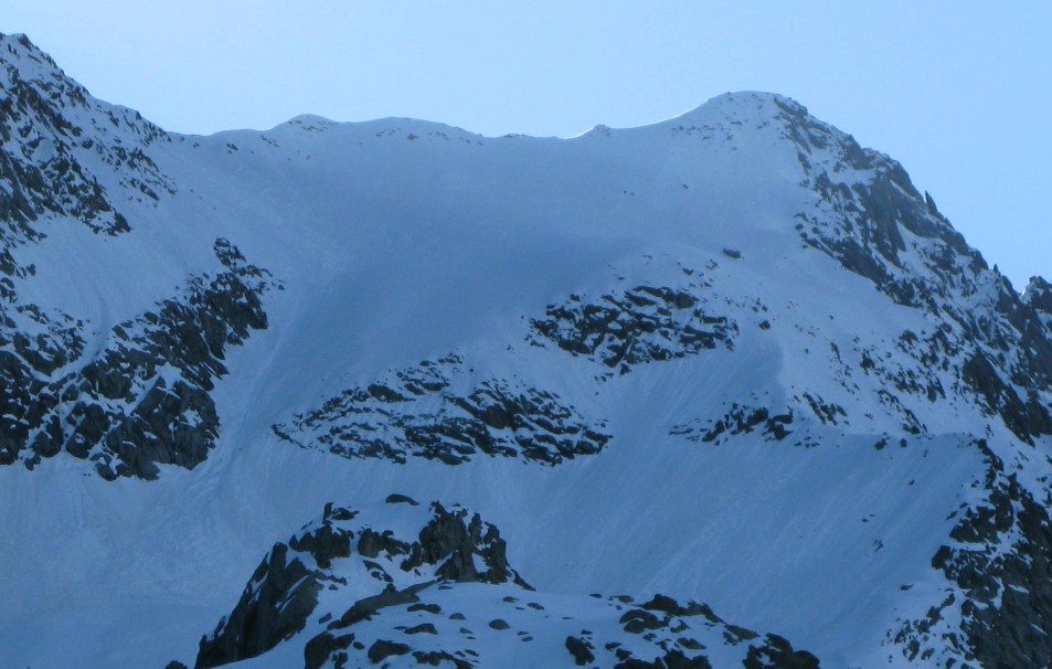 Pointe du Vallonnet : Le sommet est à droite, dans l'axe du goulet