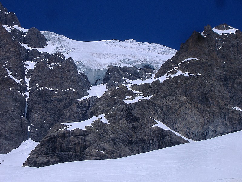 #14 "Les Rouies" du 24.0 : le glacier des Rouies est impressionnant vu d "Les Rouies" du 24.0 : le glacier des Rouies est impressionnant vu d'en dessous! J'espere qu'il tient bien... on comprend mieux le choix de l'itinéraire de montée!