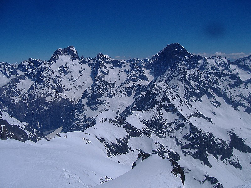 #8 "Les Rouies" du 24.0 : Ecrins (à gauche), Ailefroide (à droite) et au premier plan le glacier par ou je suis monté... d "Les Rouies" du 24.0 : Ecrins (à gauche), Ailefroide (à droite) et au premier plan le glacier par ou je suis monté... d'ici la vue est grandiose!
