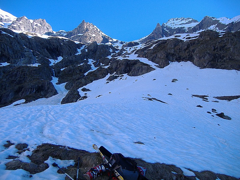 #2 "Les Rouies" du 24.0 : chaussage à 2100m... faudra encore zigzager légerement entre les rocher et les anciennes coulées pour ne pas déchausser... "Les Rouies" du 24.0 : chaussage à 2100m... faudra encore zigzager légerement entre les rocher et les anciennes coulées pour ne pas déchausser...