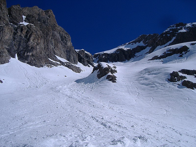 #3 "Les Rouies" du 24.0 : couloir (déja au soleil depuis une heure..) "Les Rouies" du 24.0 : couloir (déja au soleil depuis une heure..)