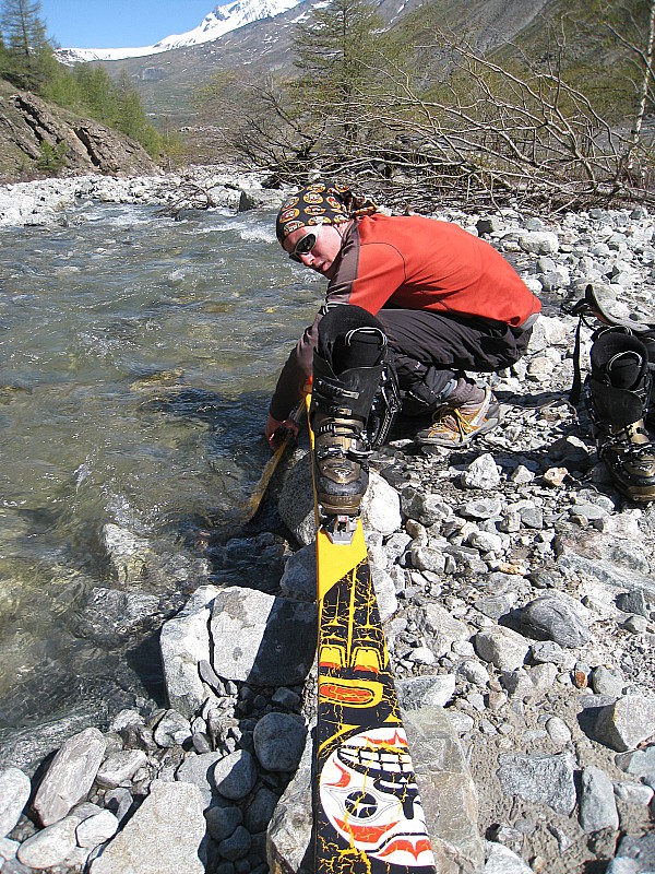 #22 Lavage de skis : Louis fait son max pour que le plan Stop fonctionne Lavage de skis : Louis fait son max pour que le plan Stop fonctionne