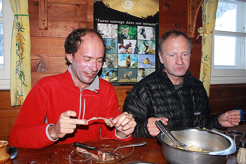 #22 -22- : Arnaud: elles sont bonnes ces cottelettes
Hugues: Allez, va y, tu peux en reprendre! -22- : Arnaud: elles sont bonnes ces cottelettes
Hugues: Allez, va y, tu peux en reprendre!