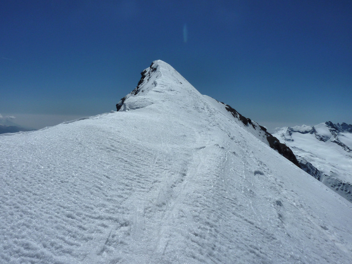 #10 Le sommet : Neige bien dure pour l Le sommet : Neige bien dure pour l'arête finale.