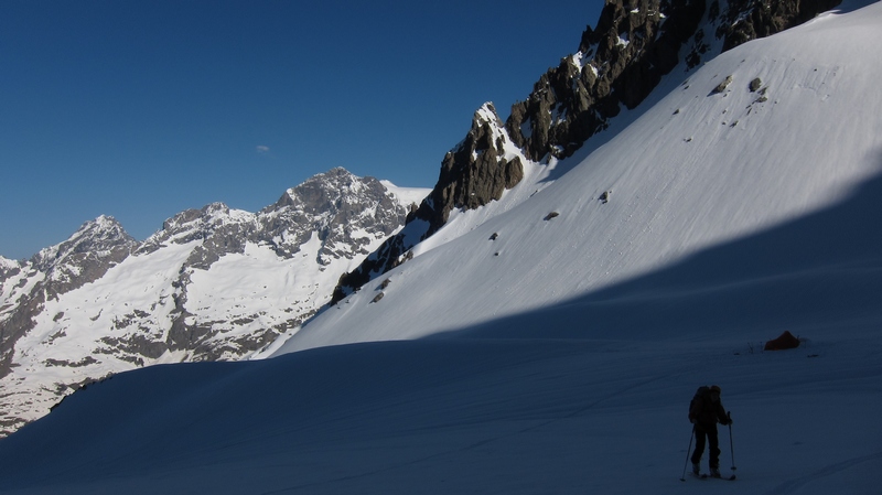 #2 Glacier des Aupillous : devant la tente des 2 alpinistes partis dans une goulotte en face N du Jocelme Glacier des Aupillous : devant la tente des 2 alpinistes partis dans une goulotte en face N du Jocelme