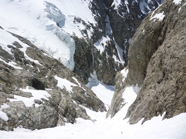 #4 Couloir S : entrée, grosse goulotte mais skiable en rive gauche Couloir S : entrée, grosse goulotte mais skiable en rive gauche