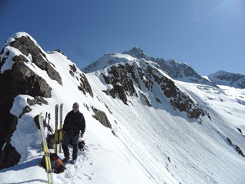 #9 Col des glaciers : Au col. L Col des glaciers : Au col. L'arête SW du dôme (arête du Moyen age) en arrière plan