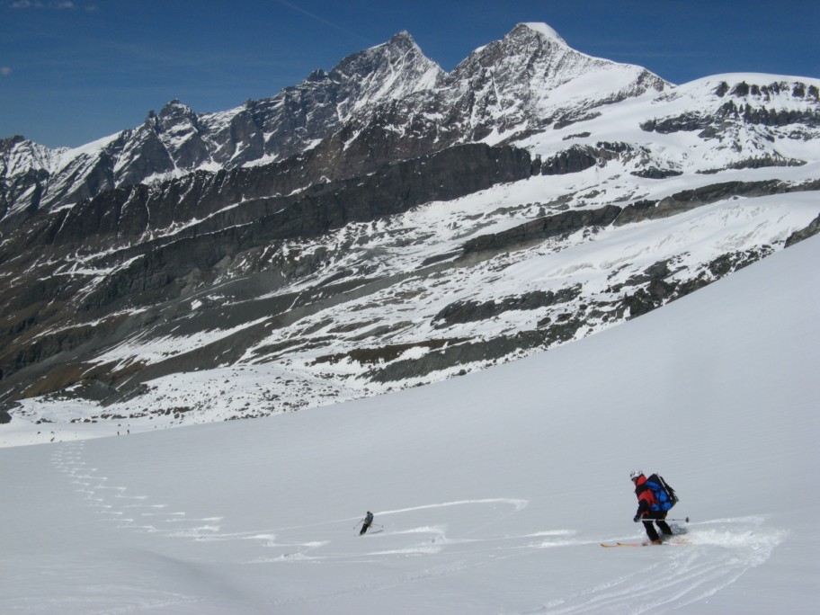 Sur le Langfluegletscher : bien bouché et neige transfo sous le regard de l'Alphubel et du Taschhorn