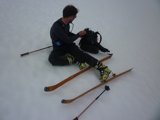 #16 Manu : Fait une pause, assis dans la neige. Il cherche le magret et autre chose grasse qu Manu : Fait une pause, assis dans la neige. Il cherche le magret et autre chose grasse qu'il a amené. Ou pas.
